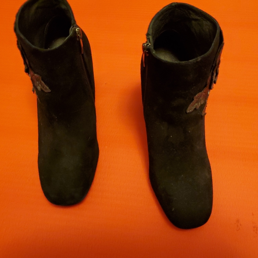 Women's Booties. Size 8. - Picture 3 of 4